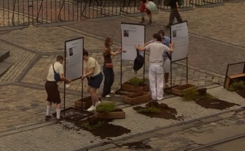 Під час сильного вітру у Львові перехожі втримували стенди з іменами військових (ВІДЕО)