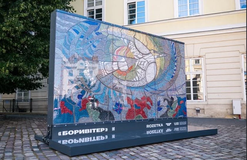 Відтворену мозаїку «Боривітер» Алли Горської показали на площі Ринок у Львові