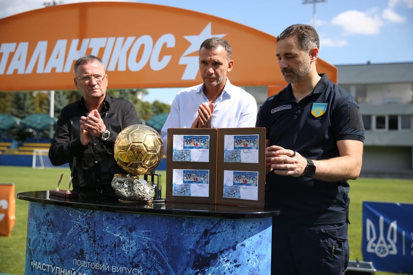 «Укрпошта» випустила благодійний поштовий блок із легендами українського футболу (ФОТО)