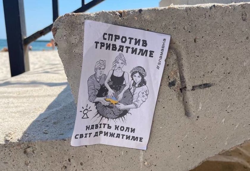 «Злі Мавки» розклеїли на пляжах Криму проукраїнські листівки (ФОТО)