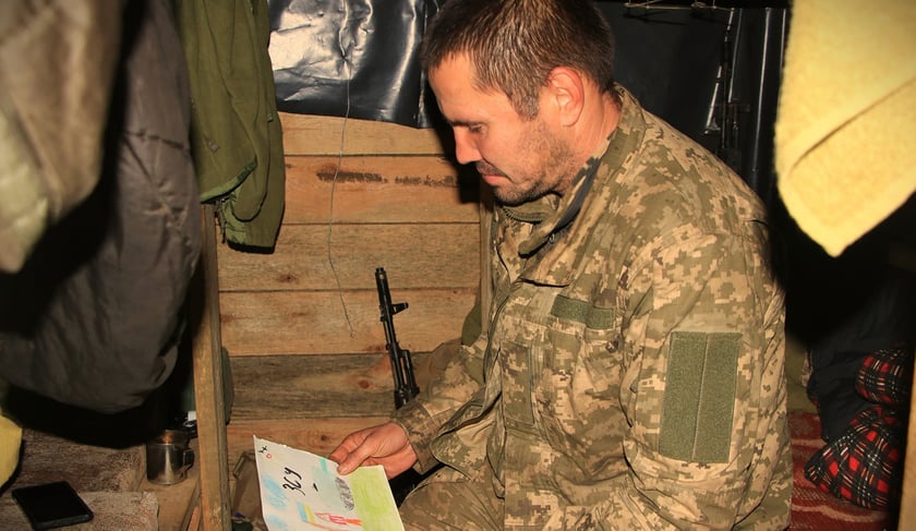 військові з дитячими малюнками