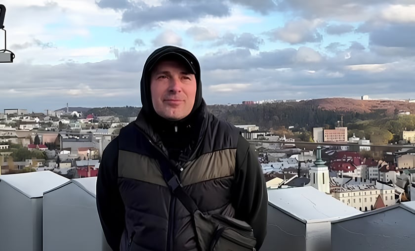 ветеран Юрій Шмалько піднявся на Львівську ратушу на протезах