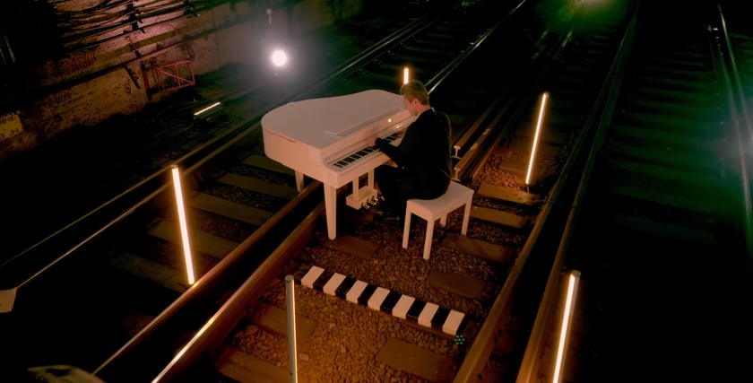 Піаніст Євген Хмара грає на фортепіано у київському метро