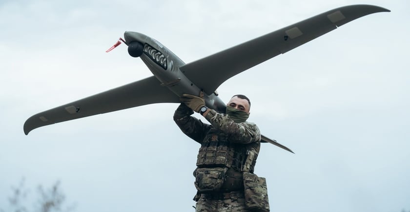 Український військовий із дроном