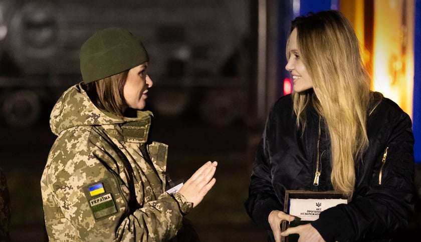 Прикордонники дарують Анджеліні Джолі жетон ДПСУ