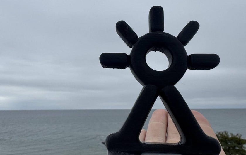 Учасниці кримського підпілля у Керчі та Севастополі надрукували 3D-фігурки символу «Зла Мавка» та розмістили їх у публічних місцях.