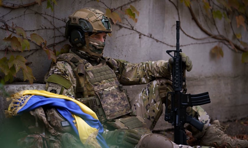 український військовий сидить зі зброєю