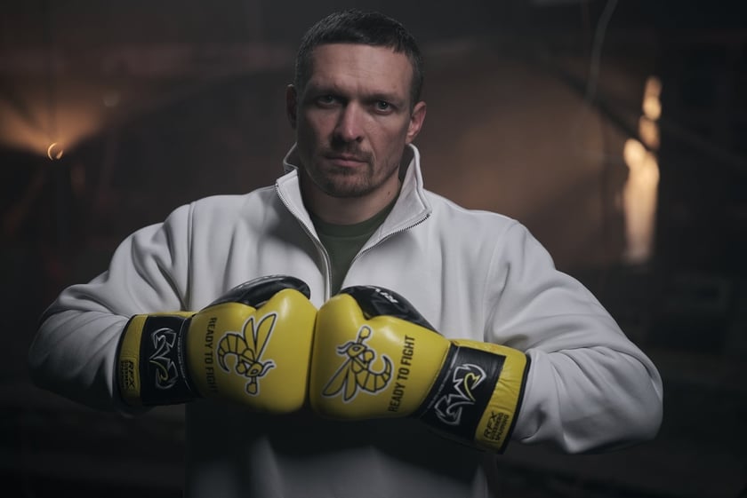 Боксерські рукавиці Усика розіграли за 300 тис грн на відновлення музею Шухевича