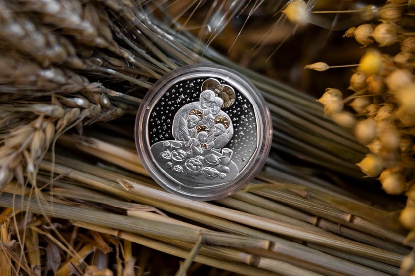 НБУ випустив срібну монету «Дух Різдва» з дідухом та родиною за святковим столом