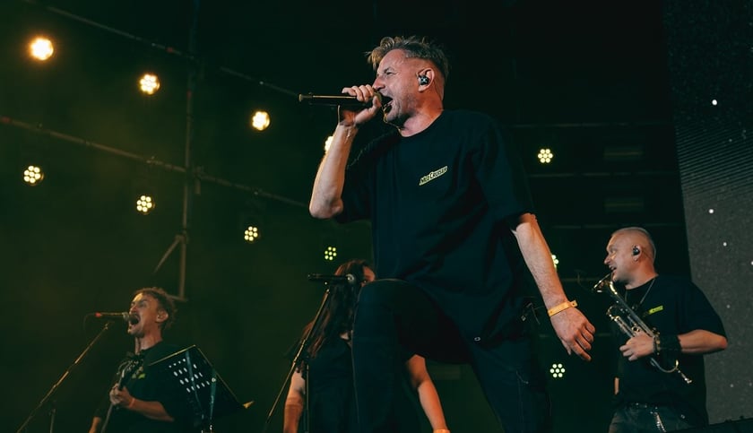 «Жадан і Собаки» за один концерт зібрали мільйон гривень для «Хартії»