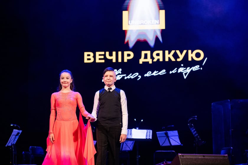 Роман Олексів, який пережив ракетну атаку, станцював на вечорі подяки у Львові (ВІДЕО)