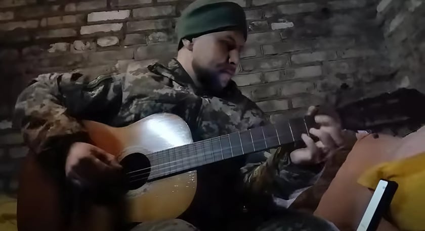 Морпіх зіграв на знайденій у руїнах гітарі та присвятив пісню дружині (ВІДЕО)