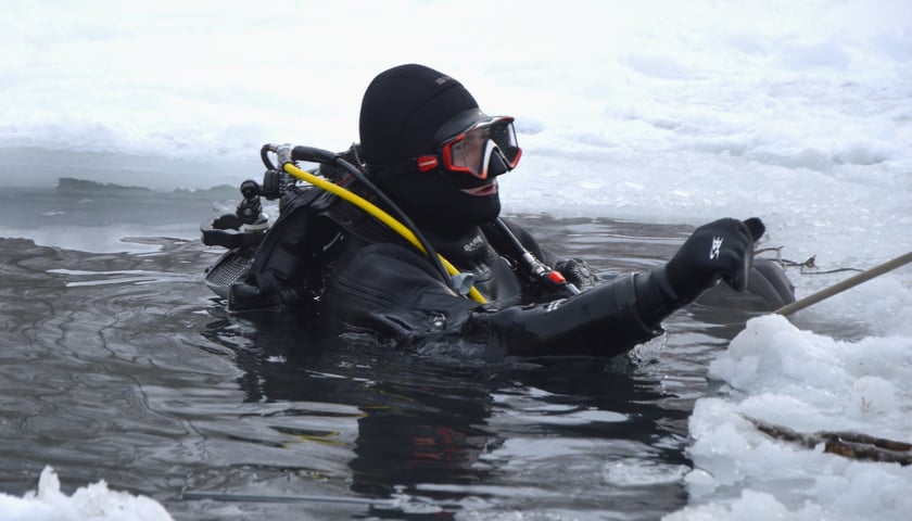 Водолази ДСНС 6 діб працювали у крижаній воді, щоб урятувати столичну ТЕЦ (ВІДЕО)