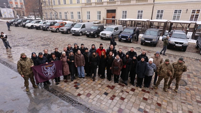 Хор «Гомін» передав військовим 25 пікапів