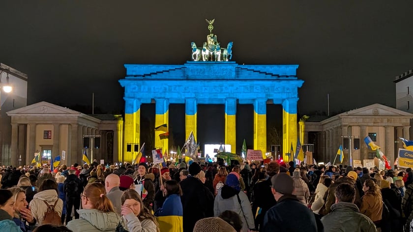 Колізей, Ейфелеву вежу та інші знакові будівлі світу підсвітили синьо-жовтими кольорами (ФОТО)