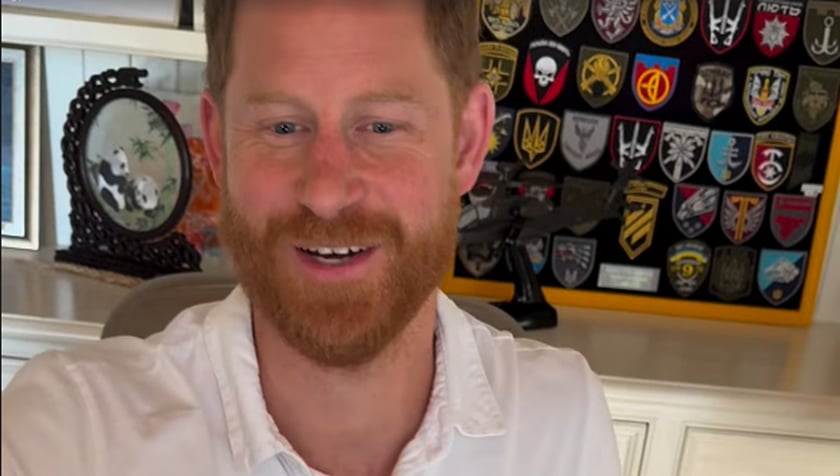 У кабінеті принца Гаррі помітили дошку з українськими шевронами (ФОТО)