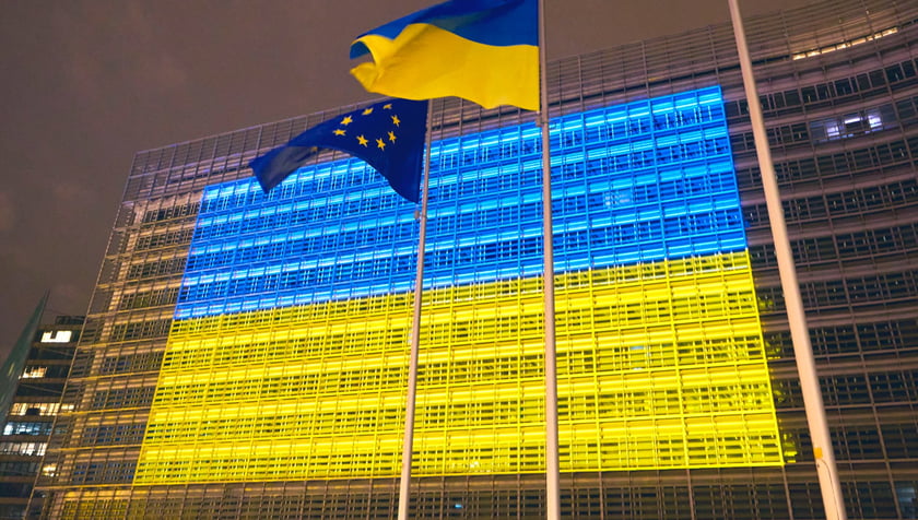 У Брюсселі будівлі євроінституцій підсвітили кольорами прапора України (ФОТО)