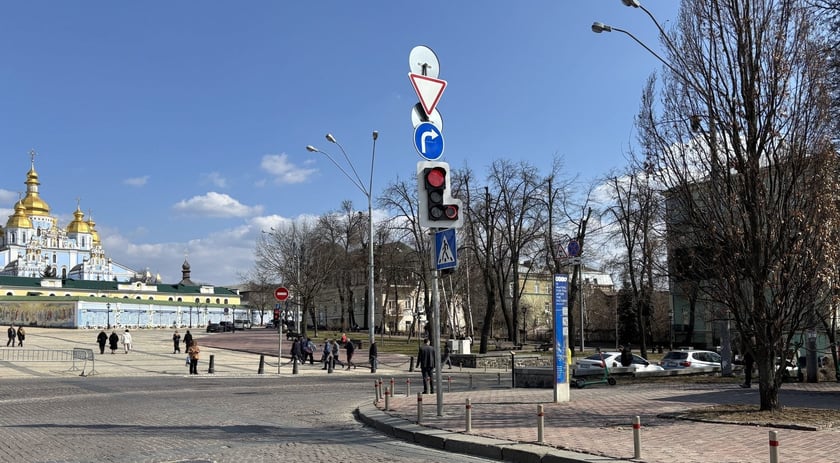 У Києві встановили перший світлофор нового стандарту: як він працює