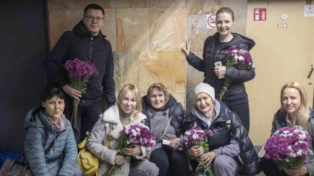 Українці взяли під опіку пенсіонерку та оточили її турботою