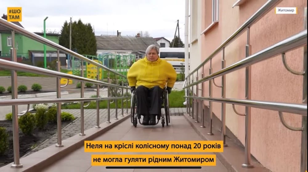 Житомирянка на кріслі колісному робить місто доступним і безпечним