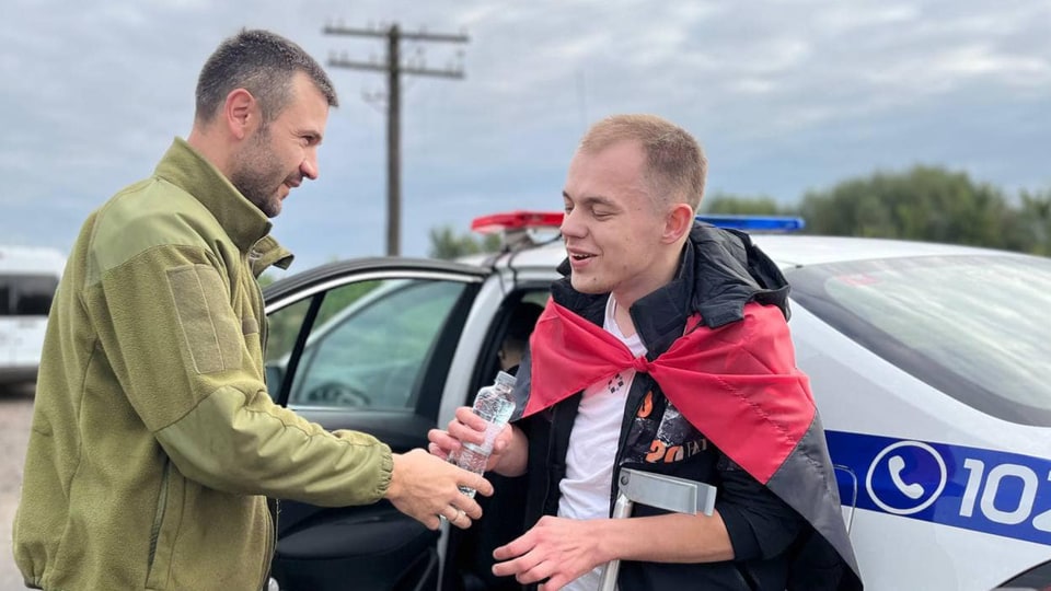 Волонтер з інвалідністю долає десятки кілометрів, щоб люди донатили на ЗСУ