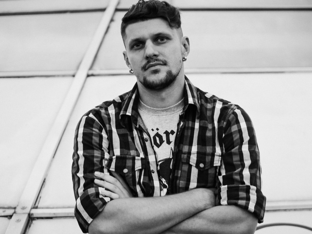 photo5438186057624562523 1