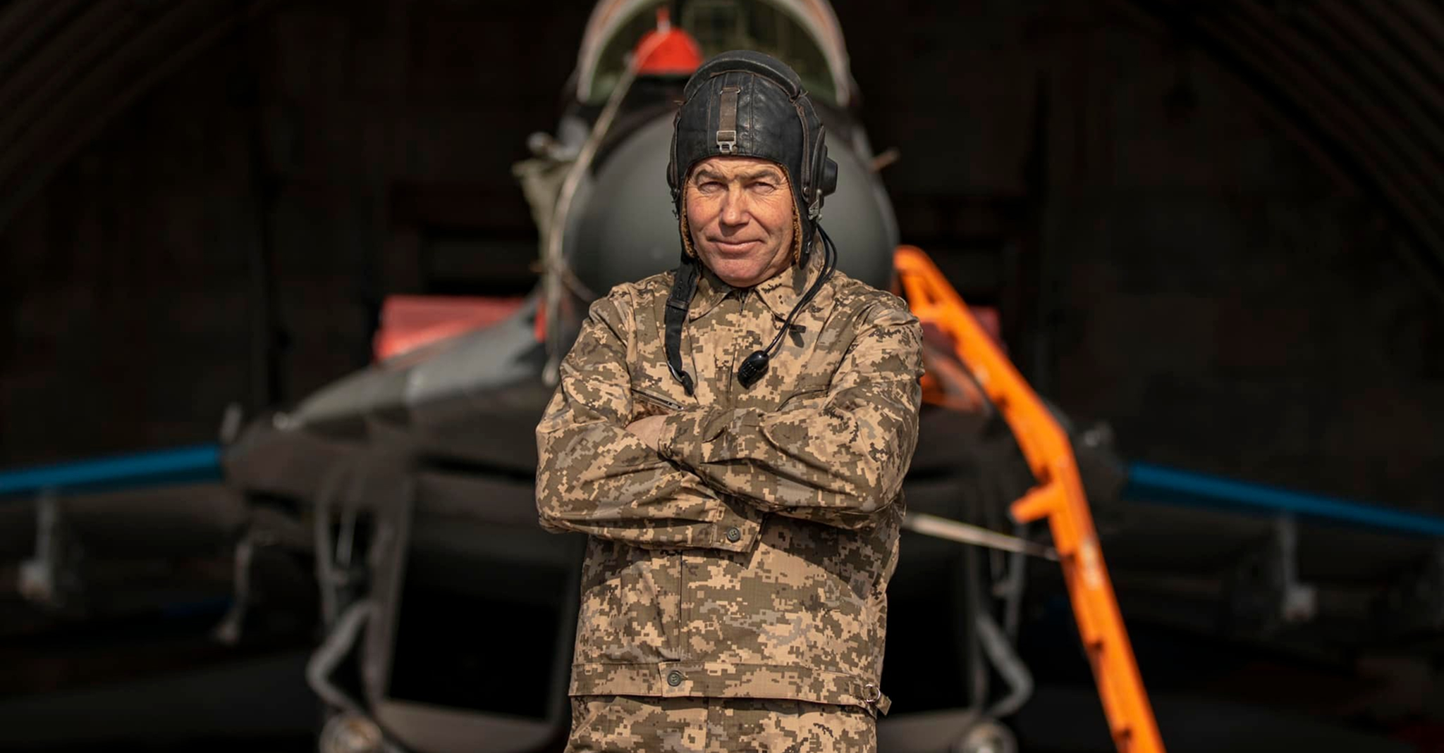 Пліч-о-пліч захищають небо: авіатехнік ЗСУ готує до польотів винищувач власного сина (ФОТО)