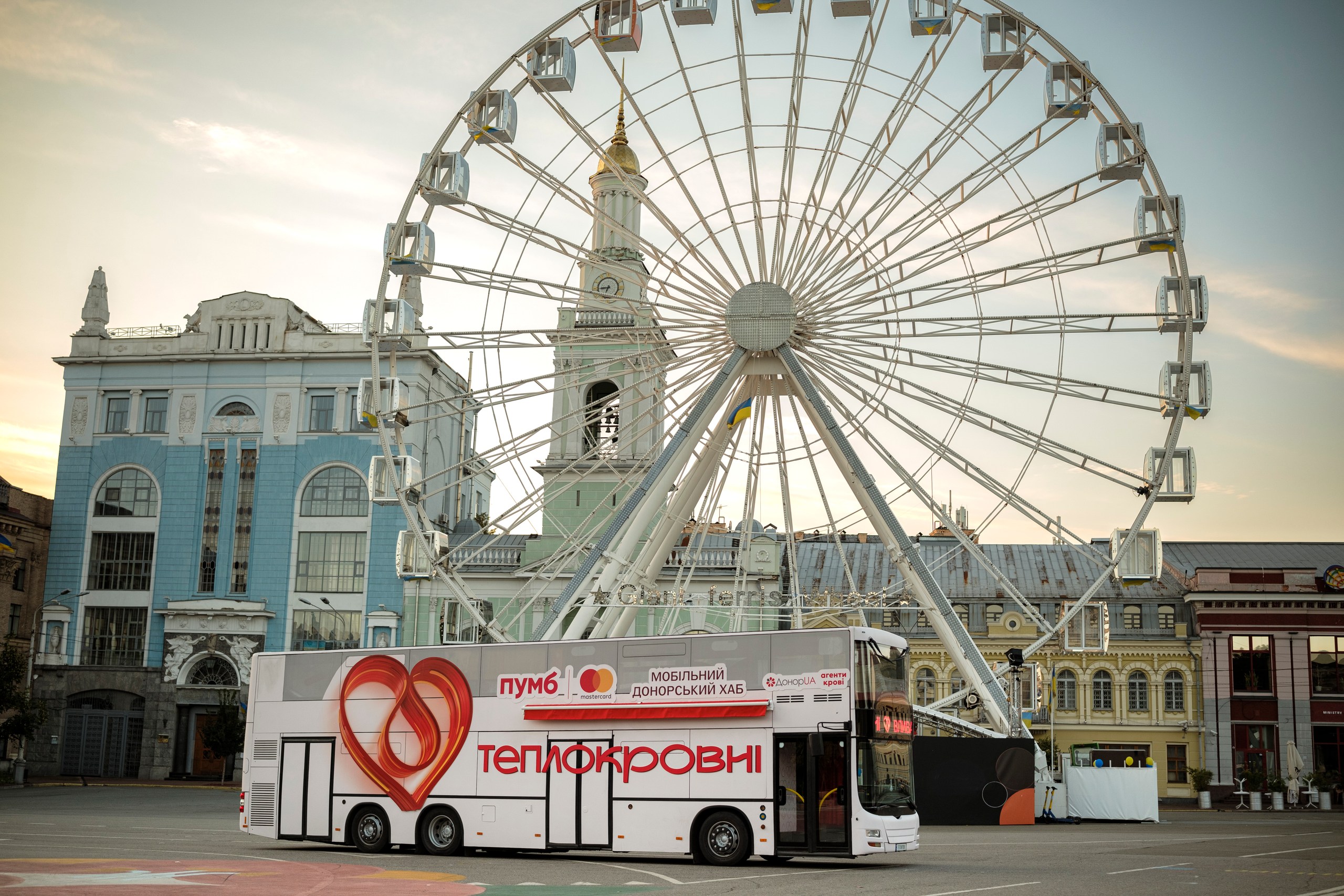 Автобус, що рятує життя: у Києві представили донорський хаб «Теплокровні»