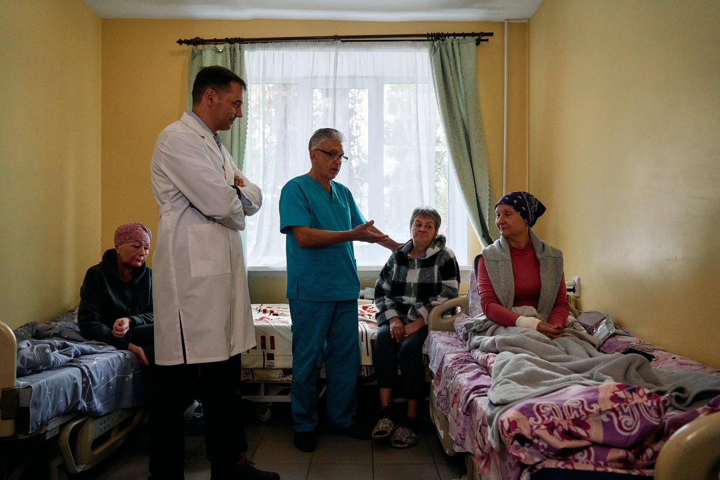 Лікарі та пацієнти в палаті