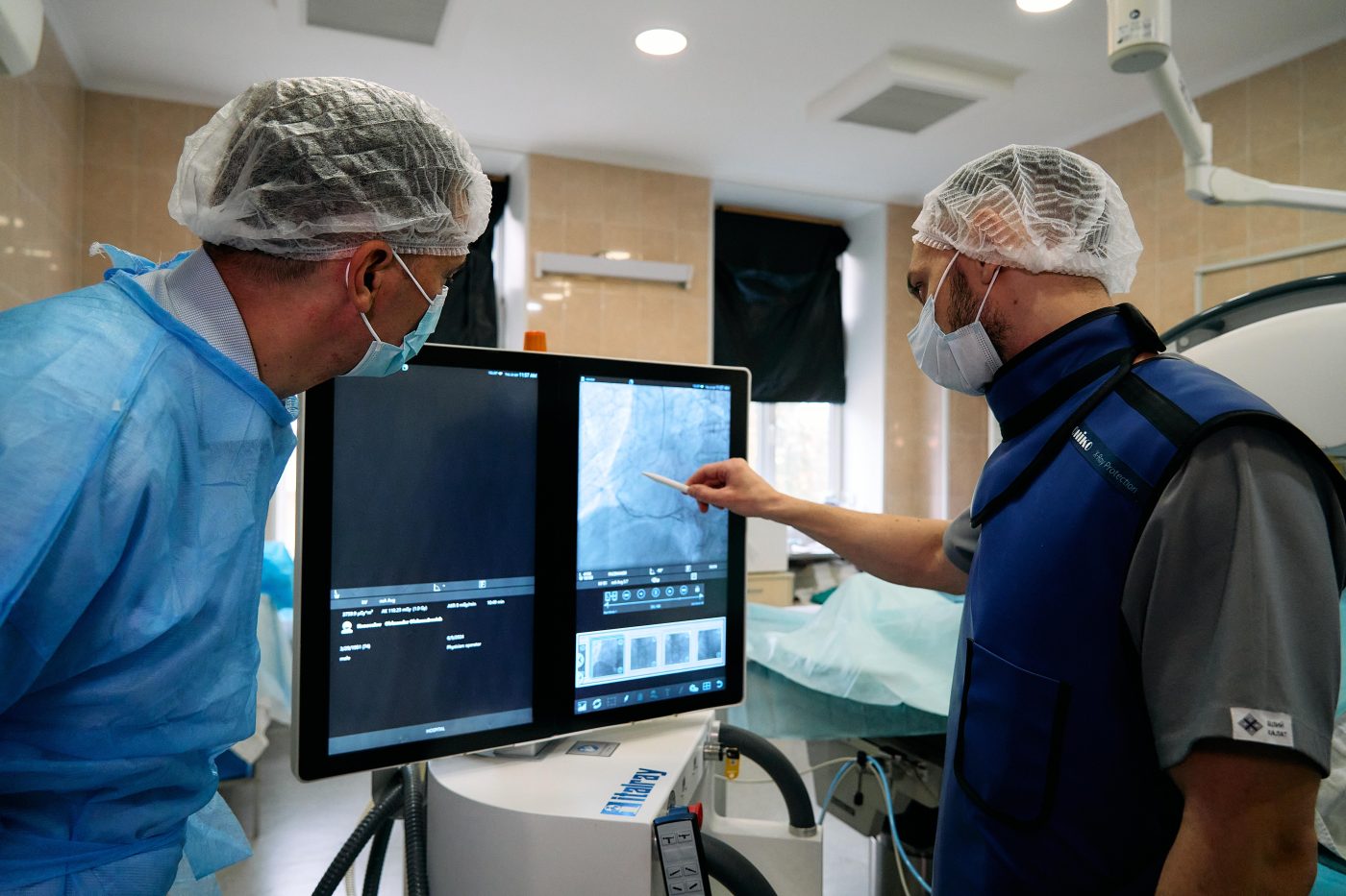 Лікарі проводять операцію на серці